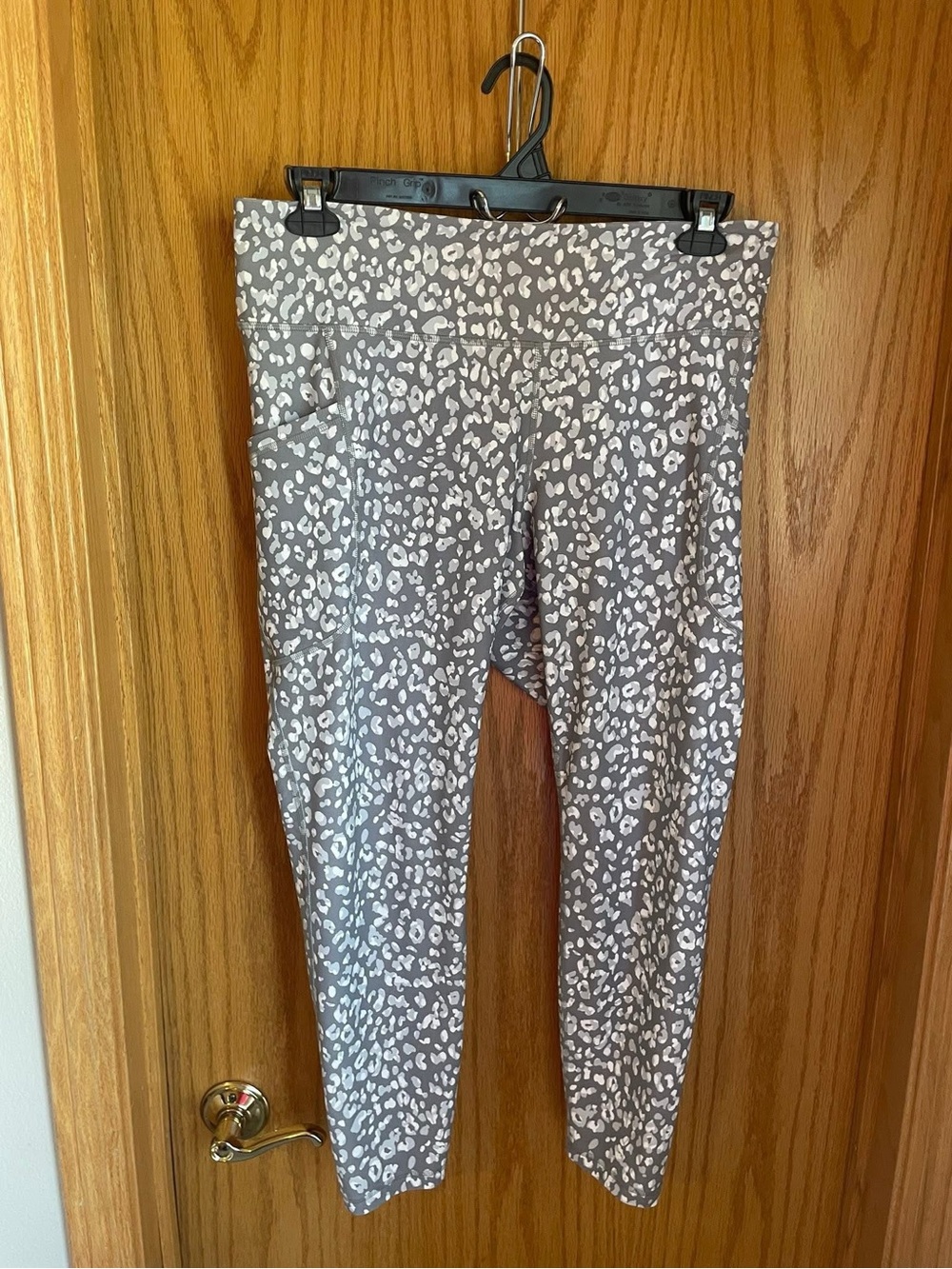 Old Navy PowerSoft 7/8 leggings with pockets, XL, gray/white animal print